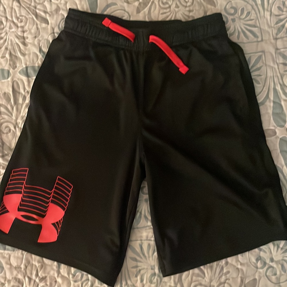 Boys Medium Under Armour Shorts - Picture 3 of 3